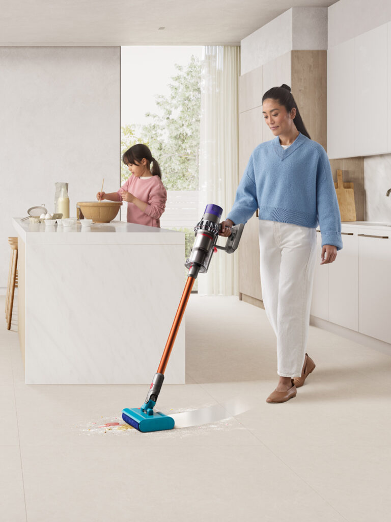 V10 Cyclone Submarine (594446-01) + Furniture Cleaning Kit Retail (972204-01)